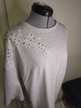 Vera Wang Light Gray Embroidered Shoulder Tunic Top - Size XXL
